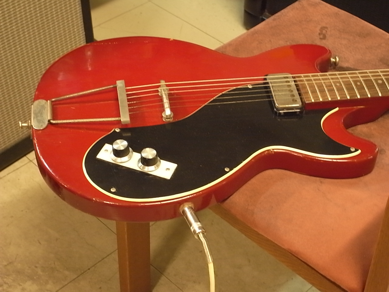 Hofner COROLAMA: It's a Bizarre World. Hofner COROLAMA: It's a Bizarre World.