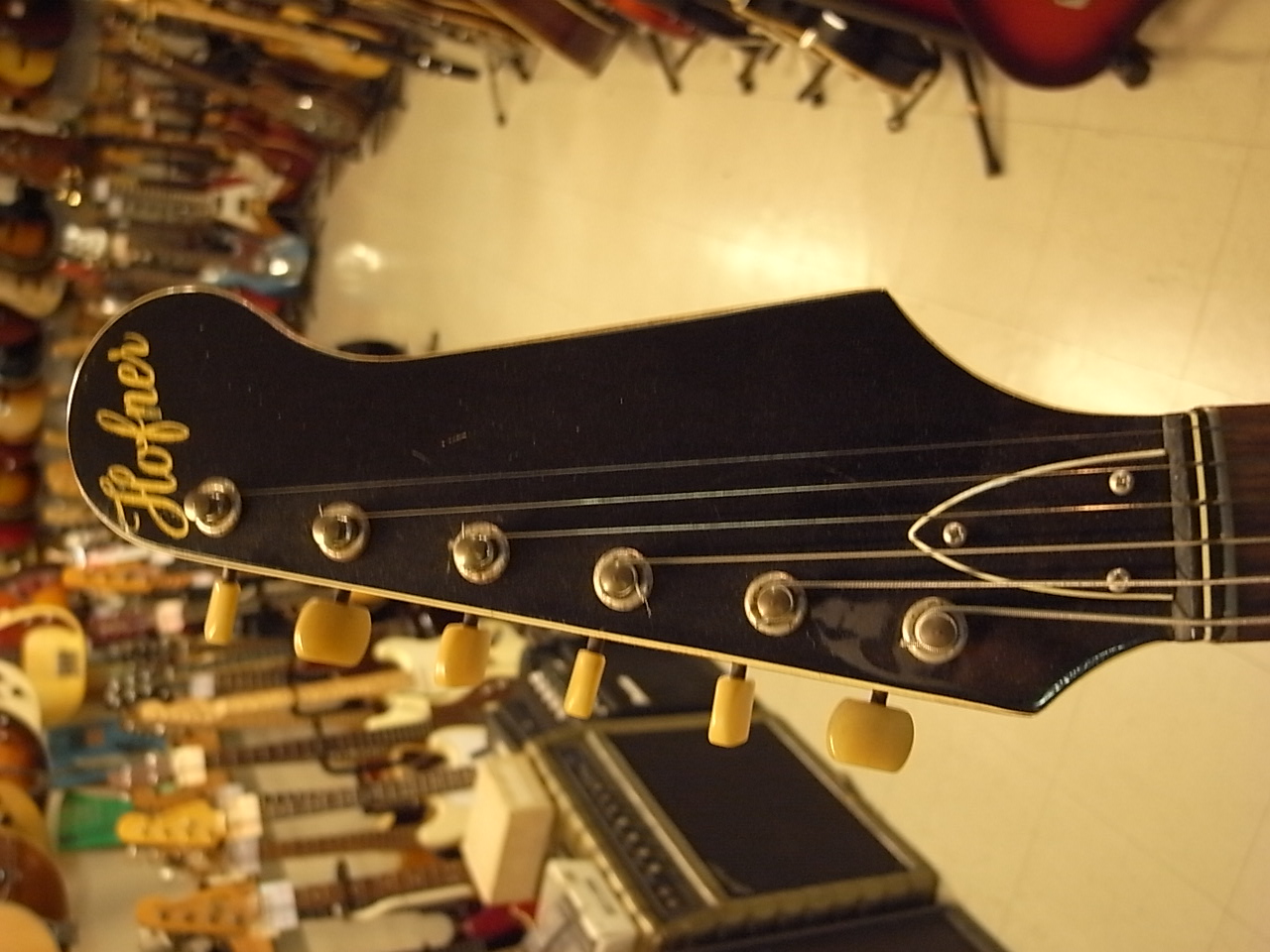 Hofner COROLAMA: It's a Bizarre World. Hofner COROLAMA: It's a Bizarre World.